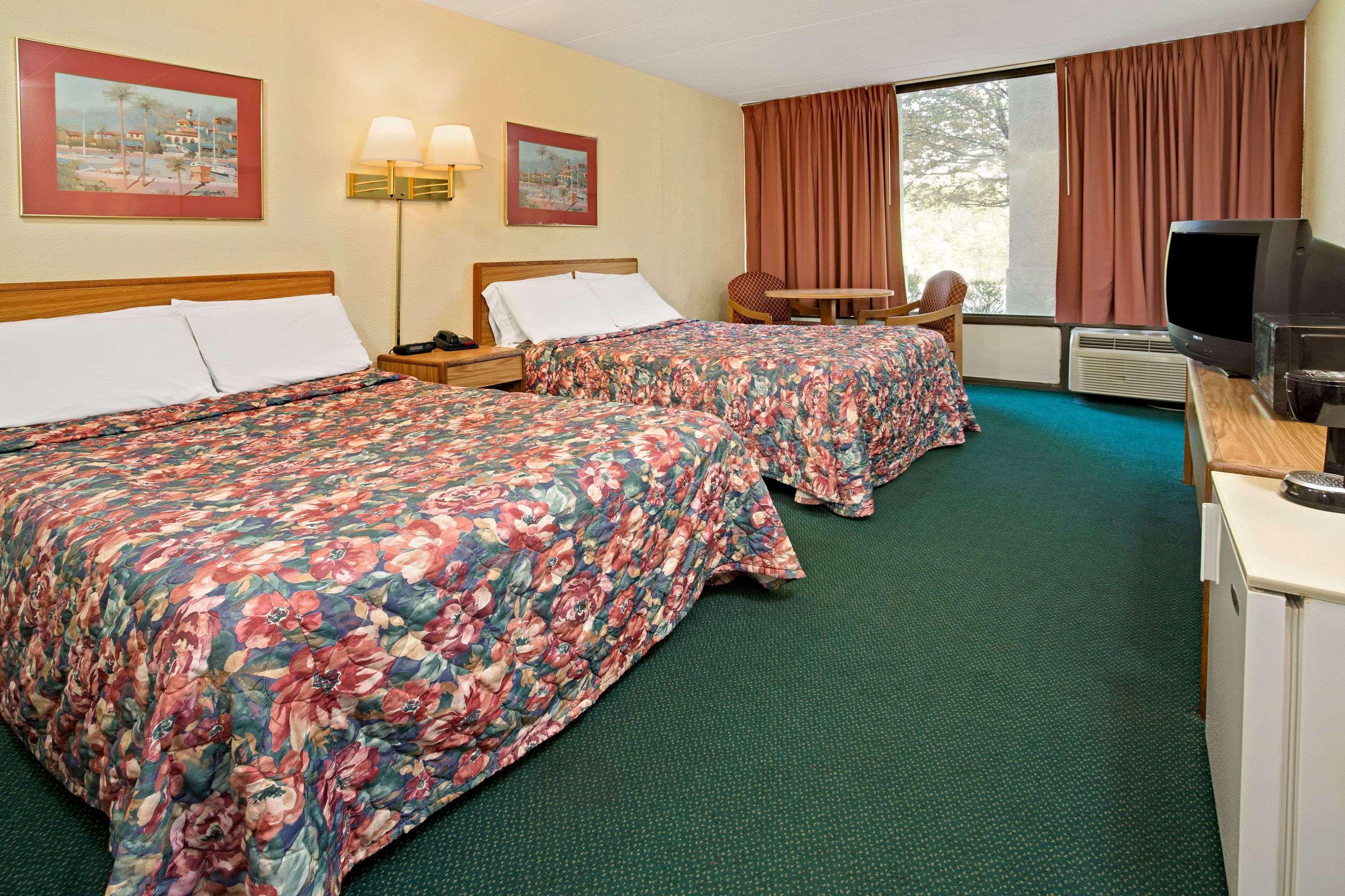 Days Inn By Wyndham Sharonville Eksteriør billede