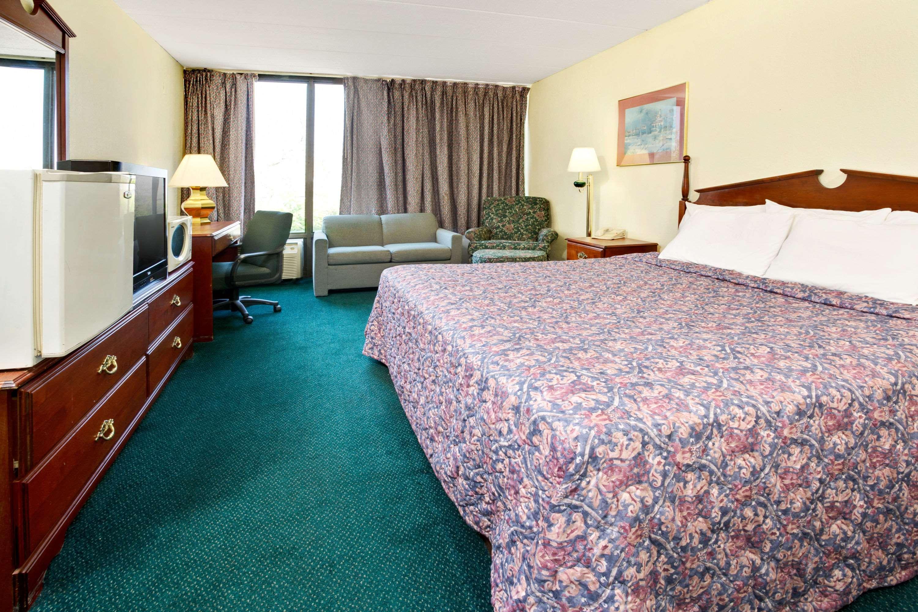 Days Inn By Wyndham Sharonville Eksteriør billede
