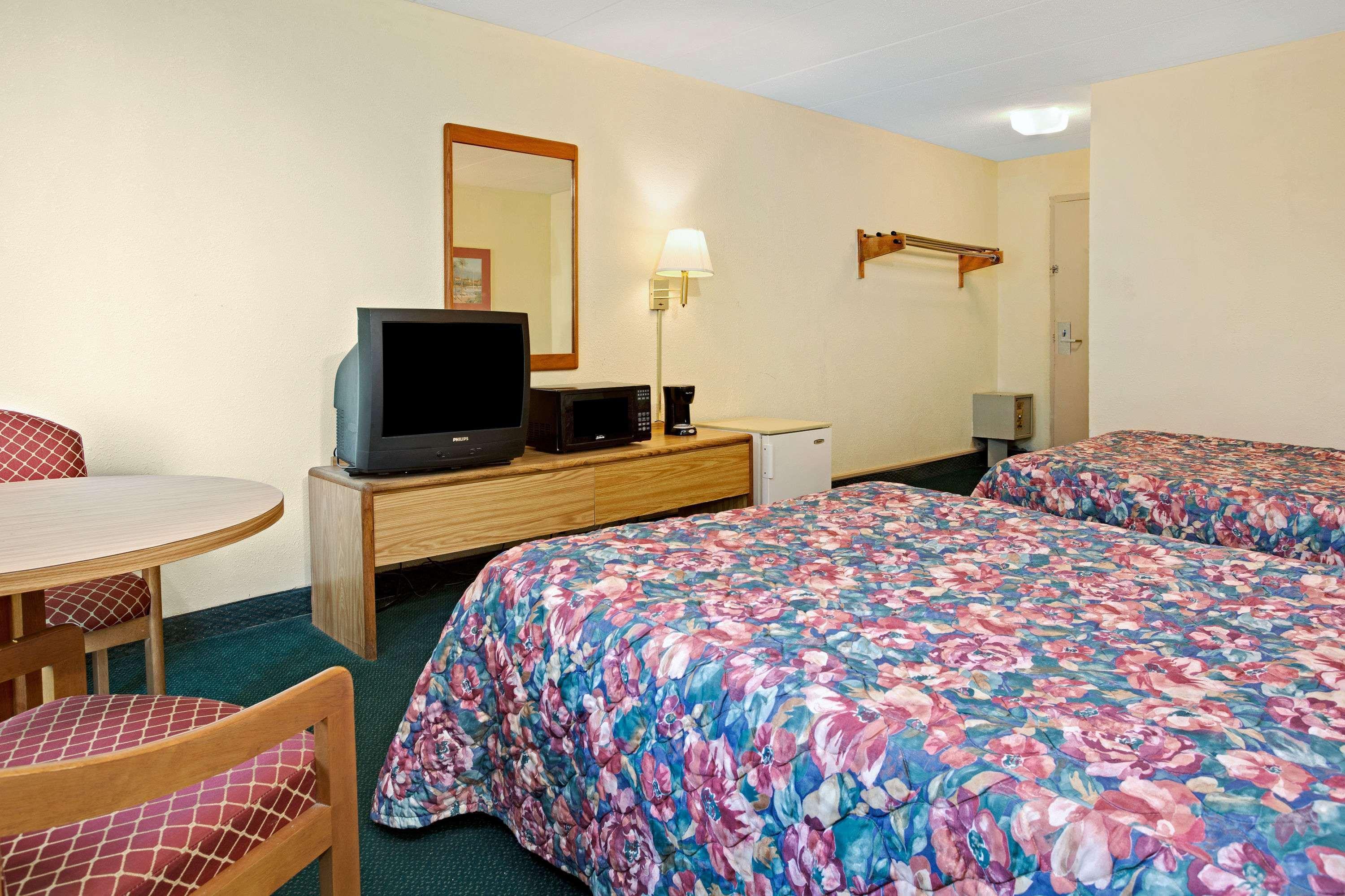 Days Inn By Wyndham Sharonville Eksteriør billede
